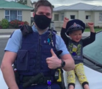 Курьез: в Новой Зеландии ребенок вызвал полицию, чтобы показать свои игрушки