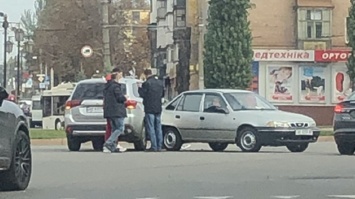 В Кривом Роге на кольце по улице Владимира Великого столкнулись Daewoo Nexia и Mitsubishi