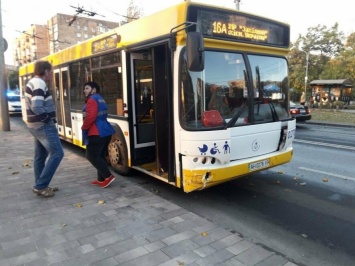 Конфликт в коммунальном автобусе: полиция задержала пьяного мариупольца, который угрожал пассажирам, - ФОТО