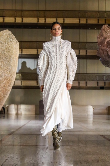 Белое вязаное платье - идеальный выбор для холодной погоды