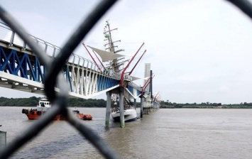 Военный парусник врезался в мост в Эквадоре