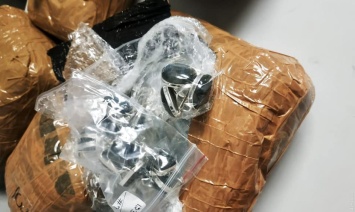 В одесском аэропорту задержали мужчину, который пытался ввезти контрабандой 10 килограммов серебряных украшений