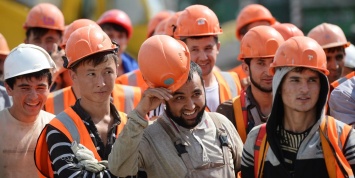 В Узбекистане начался набор рабочих на стройки в России