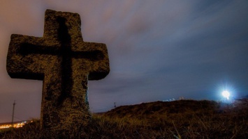 Малолетние вандалы из Кривого Рога сняли крест на кладбище