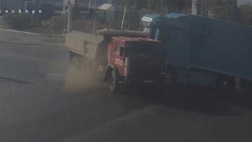 В Днепре на Донецком шоссе столкнулись два грузовика и перегородили проезжую часть: видео момента