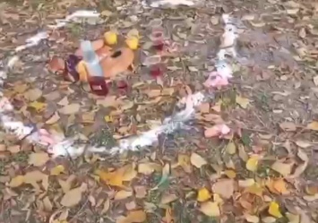 Кости, круг из соли и "кровь" в стаканах: в парке Памяти и примирения провели магический ритуал