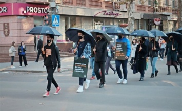 В городе Николаеве прошел Марш черных зонтиков