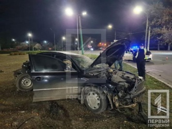 Груда металлолома: в Кривом Роге ночью автомобиль разбился, врезавшись в столб