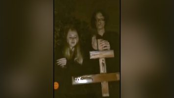 Подростки из Кривого Рога вырвали крест на кладбище для Instagram: видео