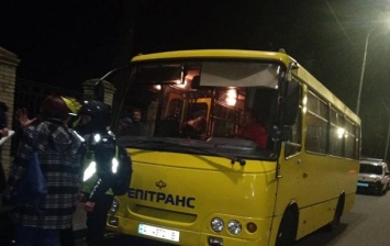 В Киеве со стрельбой напали на маршрутку. 18+