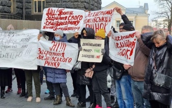 В Киеве проходят сразу несколько митингов