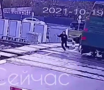 В сети опубликовали видео гибели девушки на железнодорожном переезде под Харьковом