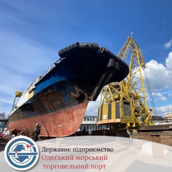 В Одесском порту ремонтируют прогулочный катер