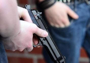 Заставили встать на колени: в Днепре хулиганы с пистолетом напали на подростков