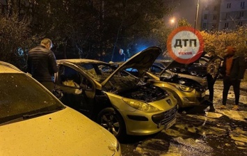 В Киеве ночью сгорели четыре автомобиля