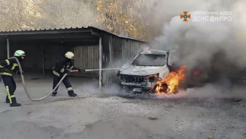 В Днепре на автостоянке в переулке Вольном сгорела Toyota