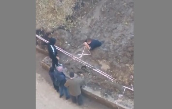 В Красноярске парень увяз в грунте ямы