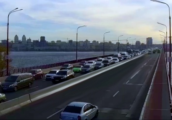 Из-за ДТП: днепряне застряли в пробке на Новом мосту