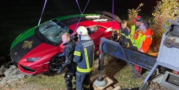Перепутал педали: суперкар Lamborghini случайно утопили в озере (фото)