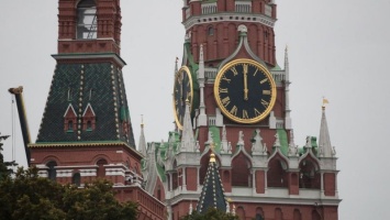 На кремлевской стене из-за сильного ветра обломился зубец