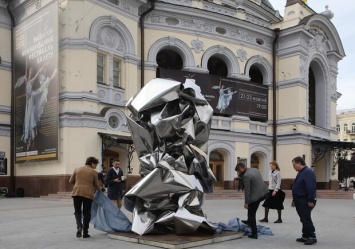 Провокация или искусство: на Театральной площади появились необычные скульптуры