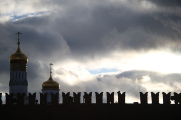 В Москве сильный ветер повредил зубцы Кремля. ВИДЕО