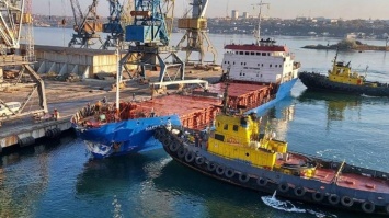В Черноморске стометровое судно врезалось в причал (фото)