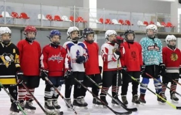 На детскую хоккейную команду Ялты выделили около полумиллиона рублей