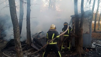 Снова горит мусор: пожарные Кривого Рога тушили 30 кв. м здания