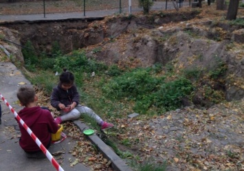 Так и провалиться можно: дети играют на раскопках могилы Александра Поля