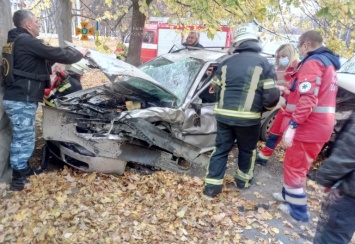 На Новых домах - авария, спасатели вырезали водителя из искореженной машины