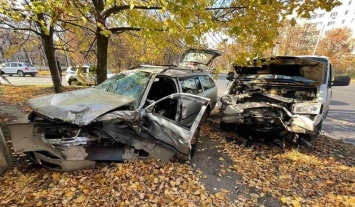В Харькове столкнулись автомобили: водителя вырезали из машины спасатели