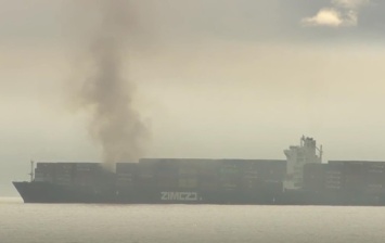 На границе Канады и США горит грузовой корабль