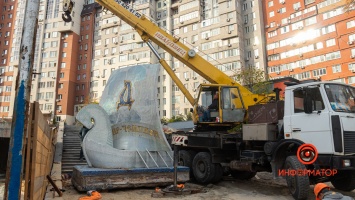 В Днепре на бульваре Кучеревского демонтировали ладью "Днепр-Чемпион"