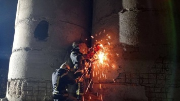 В Кривом Роге спасатели достали тело мужчины из-под завала на территории заброшенного завода