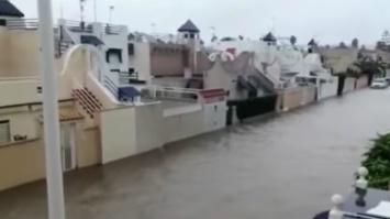 Дороги превратились в реки: в Испании из-за сильных дождей произошло наводнение (видео)