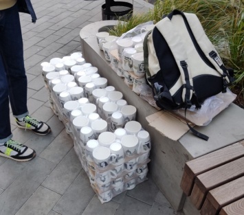В Харькове раздавали чашки от кандидата в мэры: полиция начала проверку