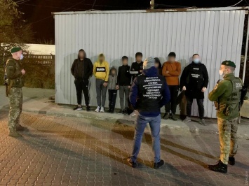 В Черноморске на паромном терминале пограничники обнаружили в фурах семерых юных нелегалов