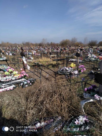 В оккупированном Луганске показали кладбище погибших от коронавируса: хоронить скоро будет негде (фото)