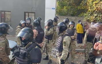 В Симферополе возле здания суда задержали крымских татар