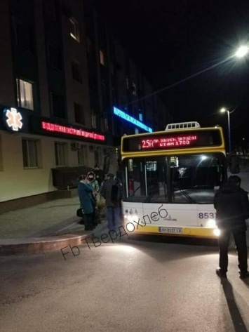 В Мариуполе автобус сошел с маршрута, чтобы спасти пассажира, - ФОТО