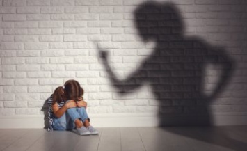 Насилие над ребенком: как распознать, предупредить и где помогут