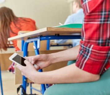 В Одессе школьникам хотят запретить пользоваться мобильными телефонами во время уроков