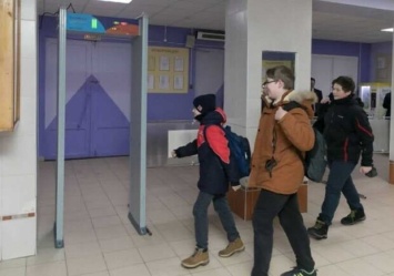 Предъяви ранец: в киевских школах могут установить металлодетекторы