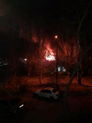 В Мариуполе пожар всполошил жителей поселка Черемушки, - ФОТО, ВИДЕО