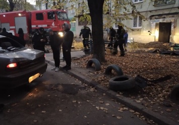 В Запорожье подростки на "Ниссане" врезались в подъезд: пострадала девушка