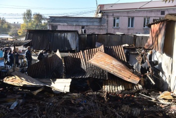 Полиция расследует причины пожара на одном из главных рынков Запорожья - фото