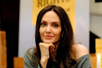 Анджелина Джоли ошарашила людей появлением в масс-маркете