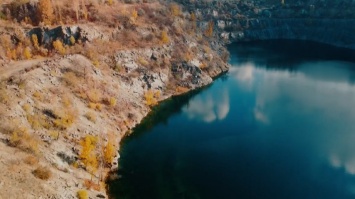 Полет над Кривым Рогом: как выглядит осенью затопленный карьер