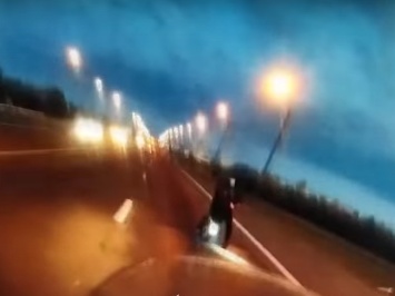 Грузовик сбил самокатчика, который ругался с мотоциклистом (ВИДЕО)